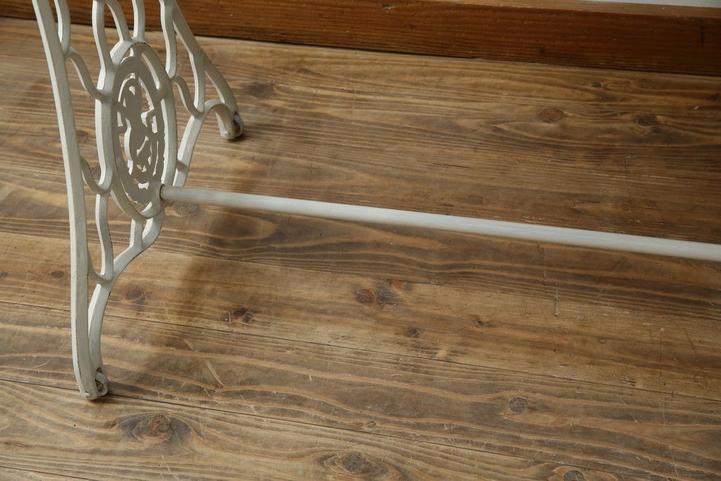 イギリスアンティーク　SINGER(シンガー)社　カフェ風インテリアにもおすすめの棚付きミシンテーブル　(R-079956)