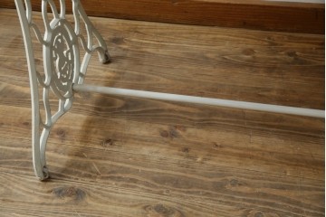 イギリスアンティーク　SINGER(シンガー)社　カフェ風インテリアにもおすすめの棚付きミシンテーブル　(R-079956)