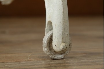 イギリスアンティーク　SINGER(シンガー)社　カフェ風インテリアにもおすすめの棚付きミシンテーブル　(R-079956)