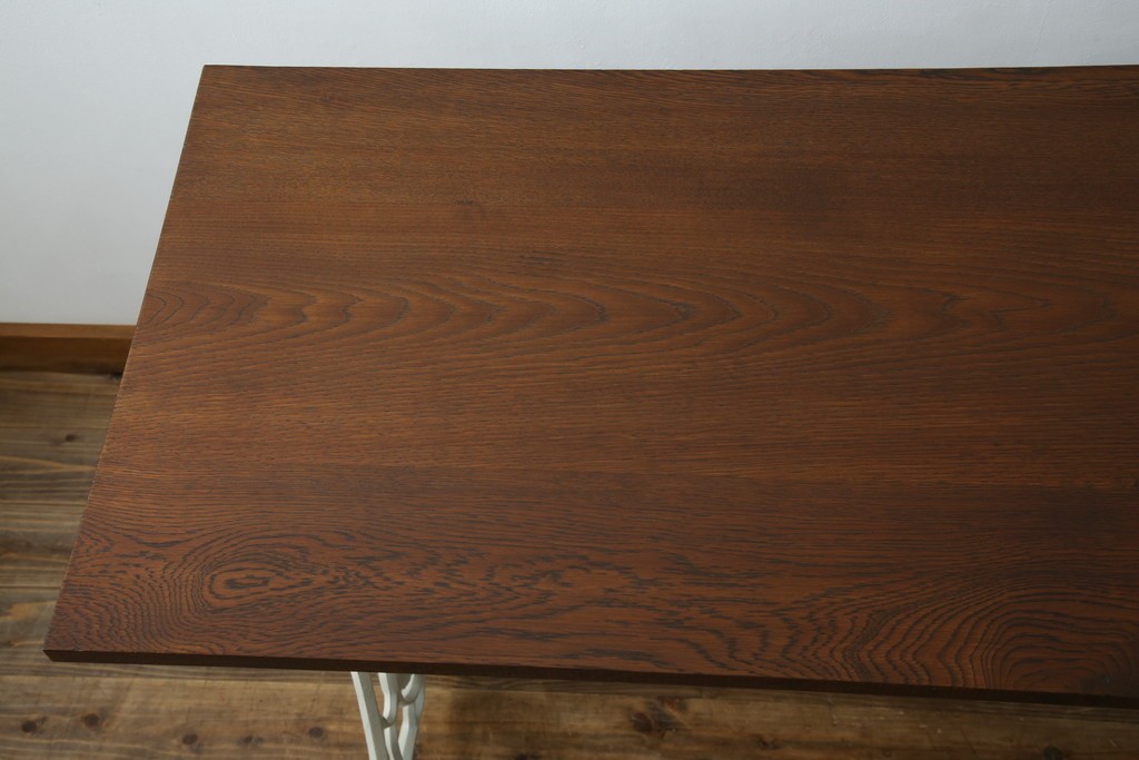 イギリスアンティーク　SINGER(シンガー)社　カフェ風インテリアにもおすすめの棚付きミシンテーブル　(R-079956)