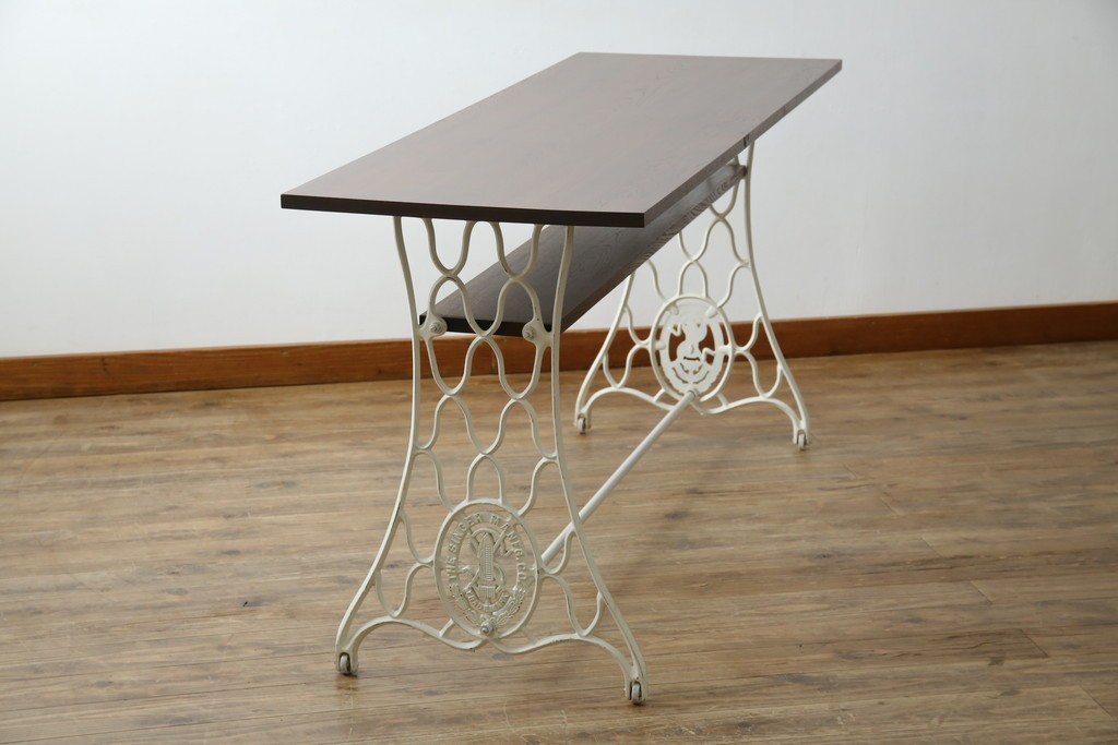 イギリスアンティーク　SINGER(シンガー)社　カフェ風インテリアにもおすすめの棚付きミシンテーブル　(R-079956)