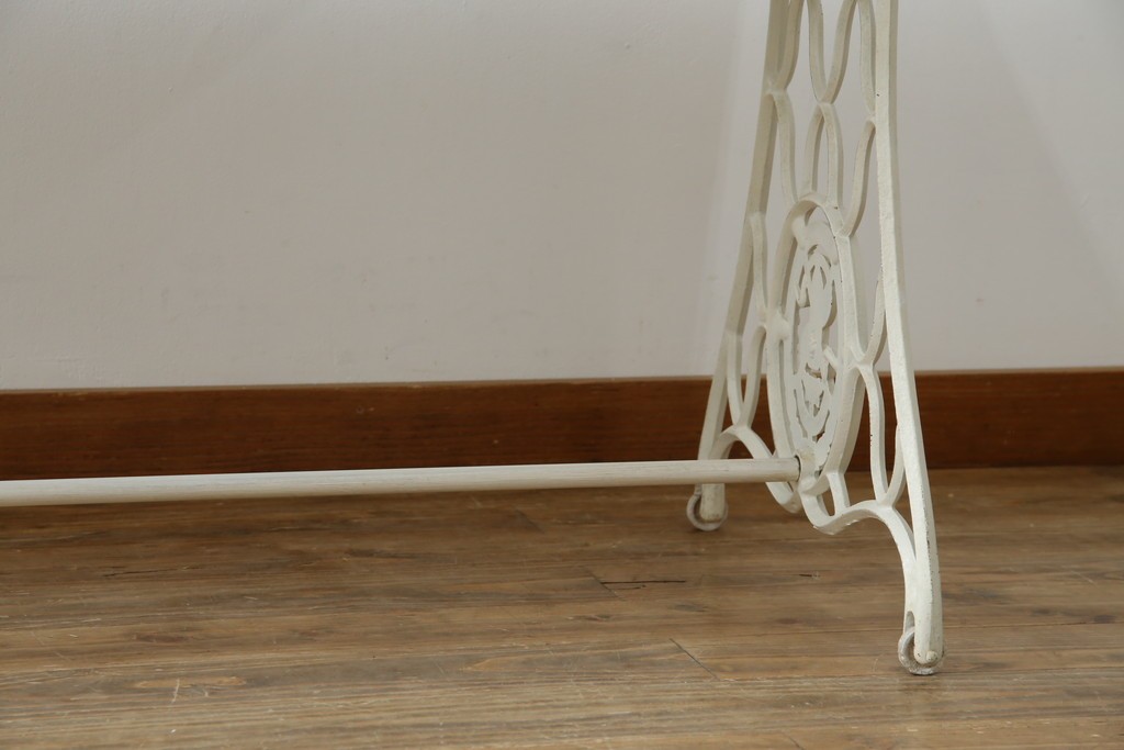 イギリスアンティーク　SINGER(シンガー)社　カフェ風インテリアにもおすすめの棚付きミシンテーブル　(R-079956)