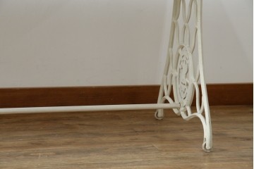 イギリスアンティーク　SINGER(シンガー)社　カフェ風インテリアにもおすすめの棚付きミシンテーブル　(R-079956)