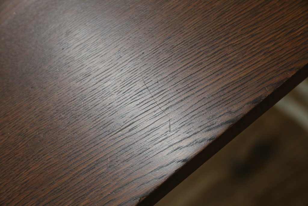 イギリスアンティーク　SINGER(シンガー)社　カフェ風インテリアにもおすすめの棚付きミシンテーブル　(R-079956)