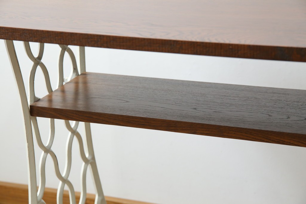 イギリスアンティーク　SINGER(シンガー)社　カフェ風インテリアにもおすすめの棚付きミシンテーブル　(R-079956)