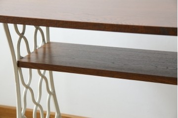 イギリスアンティーク　SINGER(シンガー)社　カフェ風インテリアにもおすすめの棚付きミシンテーブル　(R-079956)