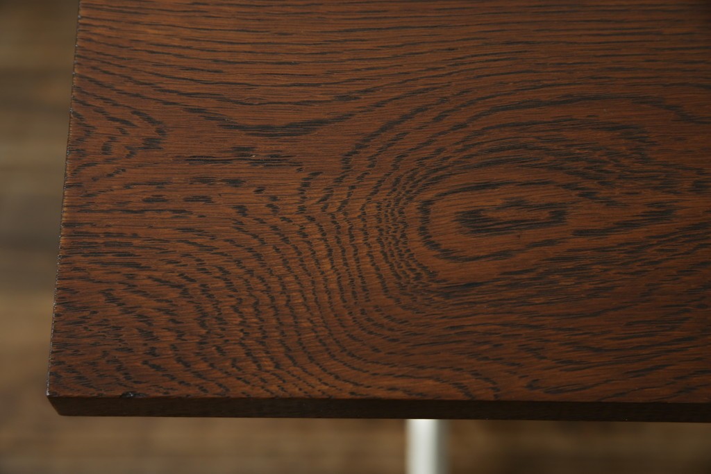 イギリスアンティーク　SINGER(シンガー)社　カフェ風インテリアにもおすすめの棚付きミシンテーブル　(R-079956)