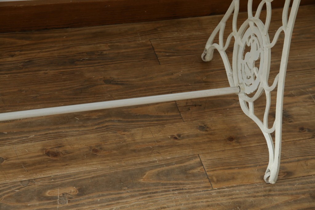 イギリスアンティーク　SINGER(シンガー)社　カフェ風インテリアにもおすすめの棚付きミシンテーブル　(R-079956)