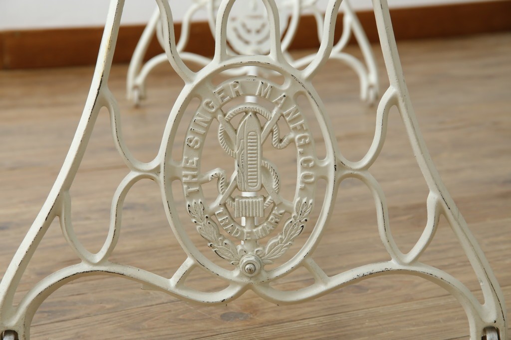 イギリスアンティーク　SINGER(シンガー)社　カフェ風インテリアにもおすすめの棚付きミシンテーブル　(R-079956)