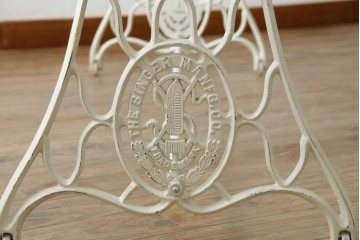 イギリスアンティーク　SINGER(シンガー)社　カフェ風インテリアにもおすすめの棚付きミシンテーブル　(R-079956)