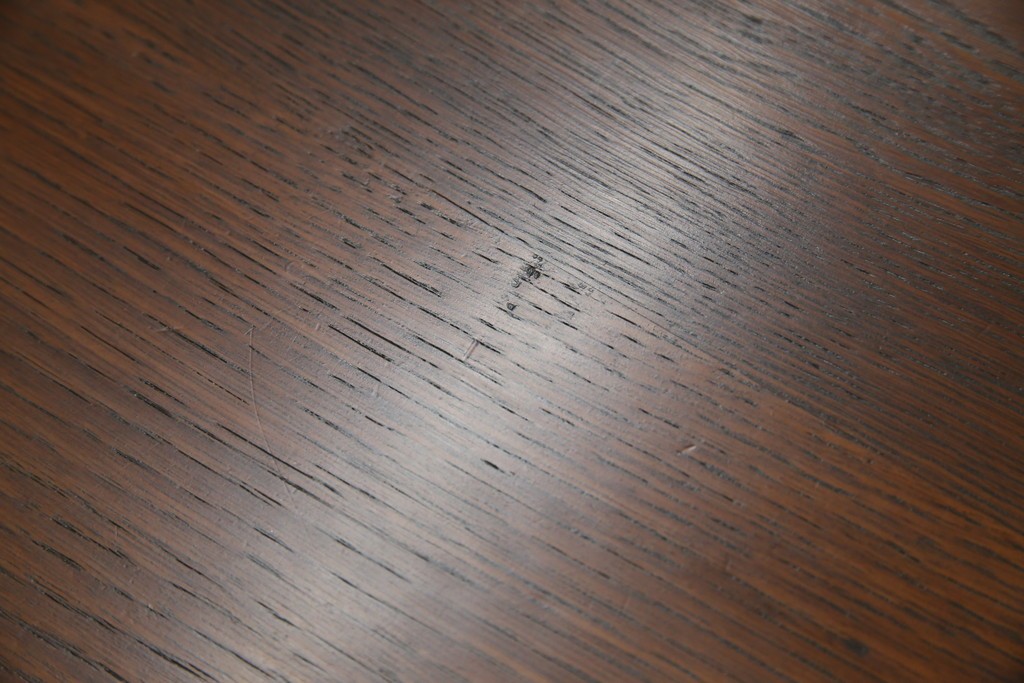 イギリスアンティーク　SINGER(シンガー)社　カフェ風インテリアにもおすすめの棚付きミシンテーブル　(R-079956)