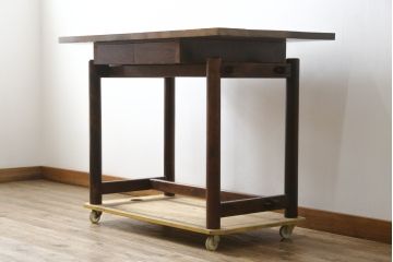 和製　民芸家具　個性的な形が目を引くレトロでおしゃれな平机(ワークデスク、作業台、在宅用、在宅ワーク用)(R-079966)