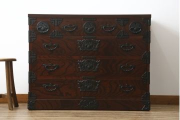 中古　美品　岩谷堂箪笥　漆塗り　力強い杢目と存在感のある金具が魅力的な衣装箪笥(和たんす、整理タンス、収納箪笥、引き出し、サイドチェスト)(R-079970)