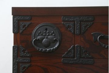 中古　美品　岩谷堂箪笥　漆塗り　力強い杢目と存在感のある金具が魅力的な衣装箪笥(和たんす、整理タンス、収納箪笥、引き出し、サイドチェスト)(R-079970)