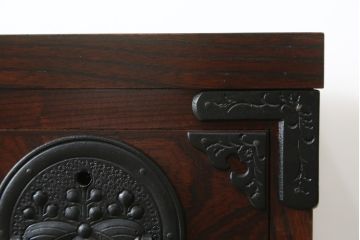 中古　美品　岩谷堂箪笥　漆塗り　力強い杢目と存在感のある金具が魅力的な衣装箪笥(和たんす、整理タンス、収納箪笥、引き出し、サイドチェスト)(R-079970)