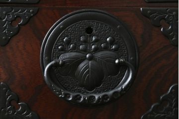 中古　美品　岩谷堂箪笥　漆塗り　力強い杢目と存在感のある金具が魅力的な衣装箪笥(和たんす、整理タンス、収納箪笥、引き出し、サイドチェスト)(R-079970)