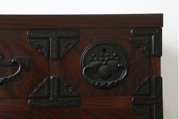 中古　美品　岩谷堂箪笥　漆塗り　力強い杢目と存在感のある金具が魅力的な衣装箪笥(和たんす、整理タンス、収納箪笥、引き出し、サイドチェスト)(R-079970)