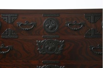 中古　美品　岩谷堂箪笥　漆塗り　力強い杢目と存在感のある金具が魅力的な衣装箪笥(和たんす、整理タンス、収納箪笥、引き出し、サイドチェスト)(R-079970)