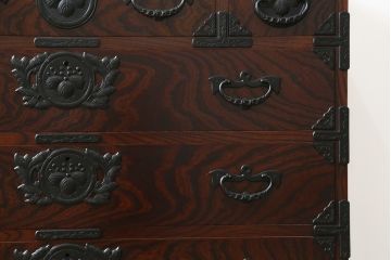 中古　美品　岩谷堂箪笥　漆塗り　力強い杢目と存在感のある金具が魅力的な衣装箪笥(和たんす、整理タンス、収納箪笥、引き出し、サイドチェスト)(R-079970)