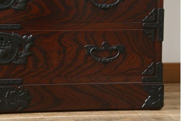 中古　美品　岩谷堂箪笥　漆塗り　力強い杢目と存在感のある金具が魅力的な衣装箪笥(和たんす、整理タンス、収納箪笥、引き出し、サイドチェスト)(R-079970)