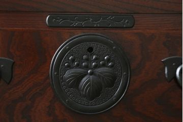 中古　美品　岩谷堂箪笥　漆塗り　力強い杢目と存在感のある金具が魅力的な衣装箪笥(和たんす、整理タンス、収納箪笥、引き出し、サイドチェスト)(R-079970)