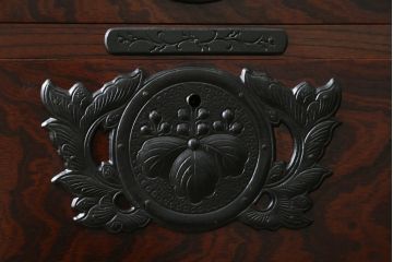 中古　美品　岩谷堂箪笥　漆塗り　力強い杢目と存在感のある金具が魅力的な衣装箪笥(和たんす、整理タンス、収納箪笥、引き出し、サイドチェスト)(R-079970)