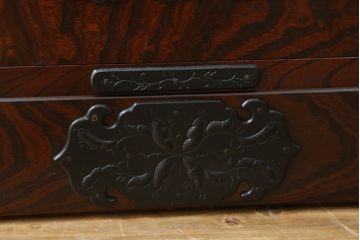 中古　美品　岩谷堂箪笥　漆塗り　力強い杢目と存在感のある金具が魅力的な衣装箪笥(和たんす、整理タンス、収納箪笥、引き出し、サイドチェスト)(R-079970)