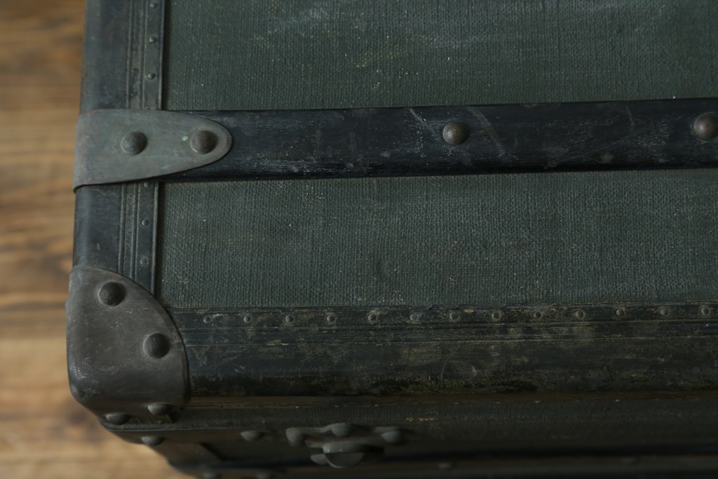 フランスアンティーク　Paul Romand PARIS　大振りサイズ!!　ヴィンテージスタイルのお部屋づくりにもってこいの男前な船トランク　(R-079972)