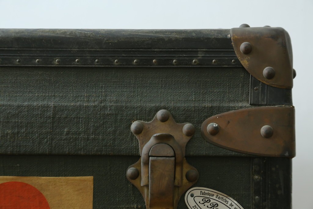 フランスアンティーク　Paul Romand PARIS　大振りサイズ!!　ヴィンテージスタイルのお部屋づくりにもってこいの男前な船トランク　(R-079972)