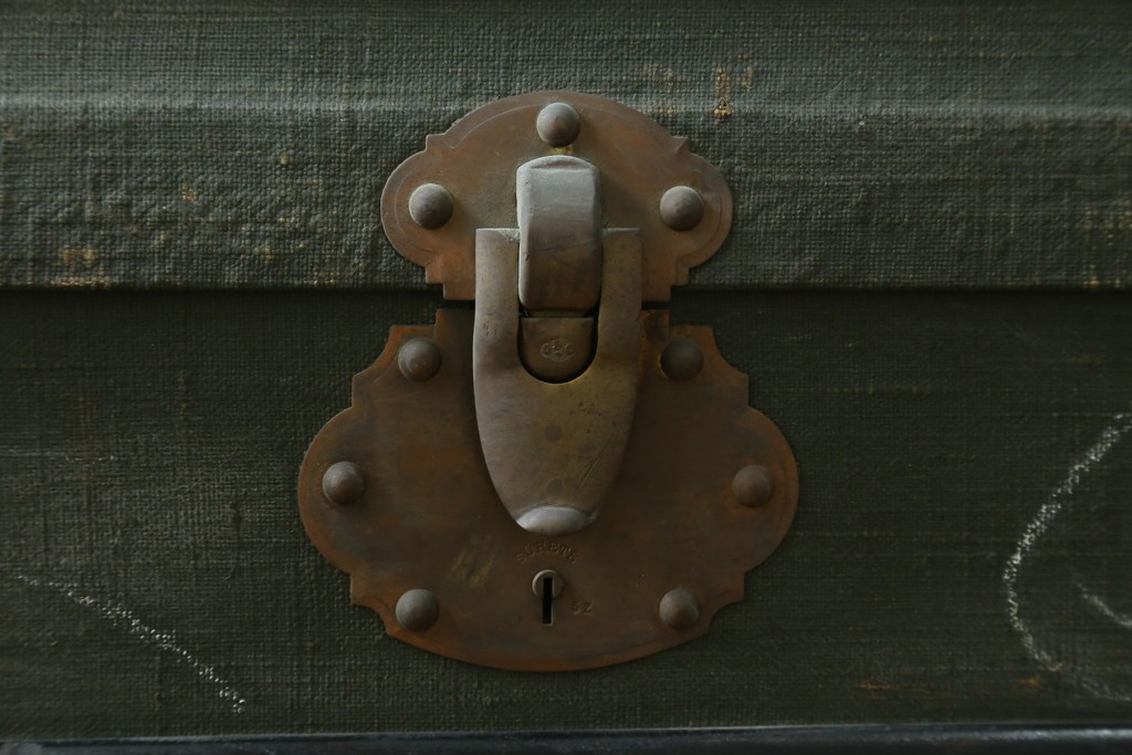 フランスアンティーク　Paul Romand PARIS　大振りサイズ!!　ヴィンテージスタイルのお部屋づくりにもってこいの男前な船トランク　(R-079972)