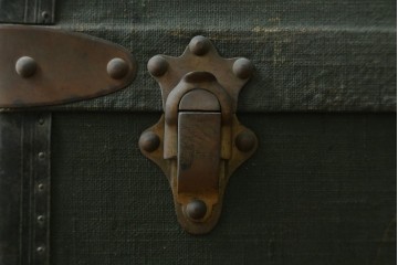 フランスアンティーク　Paul Romand PARIS　大振りサイズ!!　ヴィンテージスタイルのお部屋づくりにもってこいの男前な船トランク　(R-079972)