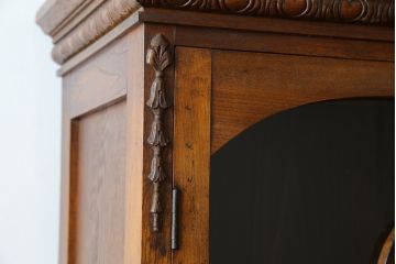 和製アンティーク　高級品!!　上手物!!　大正ロマン　随所に施された意匠が目を引く古い洋館の脚付きキャビネット(収納棚、戸棚、カップボード、食器棚、本箱、ブックケース、店舗什器)(R-079975)