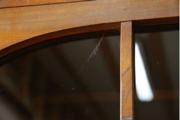 和製アンティーク　高級品!!　上手物!!　大正ロマン　随所に施された意匠が目を引く古い洋館の脚付きキャビネット(収納棚、戸棚、カップボード、食器棚、本箱、ブックケース、店舗什器)(R-079975)