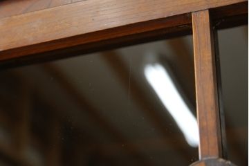 和製アンティーク　高級品!!　上手物!!　大正ロマン　随所に施された意匠が目を引く古い洋館の脚付きキャビネット(収納棚、戸棚、カップボード、食器棚、本箱、ブックケース、店舗什器)(R-079975)
