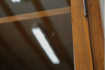 和製アンティーク　高級品!!　上手物!!　大正ロマン　随所に施された意匠が目を引く古い洋館の脚付きキャビネット(収納棚、戸棚、カップボード、食器棚、本箱、ブックケース、店舗什器)(R-079975)