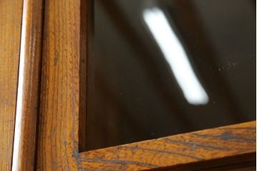 和製アンティーク　高級品!!　上手物!!　大正ロマン　随所に施された意匠が目を引く古い洋館の脚付きキャビネット(収納棚、戸棚、カップボード、食器棚、本箱、ブックケース、店舗什器)(R-079975)