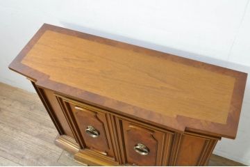 中古　美品!!　DREXEL HERITAGE(ドレクセルヘリテイジ)　FRANCHESCA(フランチェスカ)　クラシカルな佇まいが美しいサイドボード(クレデンザ、クリデンザ、収納棚、戸棚、サイドキャビネット、ホールチェスト)(R-079976)