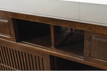 中古　高級　銘木　鉄刀木(タガヤサン)　総無垢(ムク)材　和モダンテイストのお部屋づくりに取り入れたい水屋箪笥サイドボード(食器棚、収納棚、キャビネット、サイドキャビネット、戸棚)(R-079988)