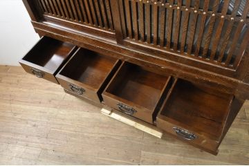 中古　高級　銘木　鉄刀木(タガヤサン)　総無垢(ムク)材　和モダンテイストのお部屋づくりに取り入れたい水屋箪笥(収納棚、戸棚、食器棚、カップボード、キャビネット)(R-079990)