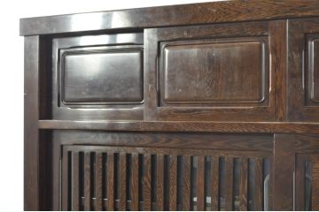 中古　高級　銘木　鉄刀木(タガヤサン)　総無垢(ムク)材　和モダンテイストのお部屋づくりに取り入れたい水屋箪笥(収納棚、戸棚、食器棚、カップボード、キャビネット)(R-079990)