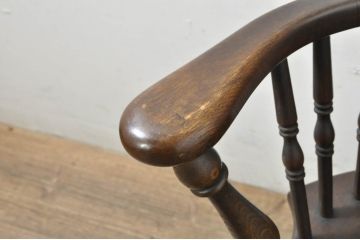 中古　高級品!!　三越デパート取り扱い　上品な挽き物細工が魅力的な低め座面のウィンザーチェア(アームチェア、ダイニングチェア、板座チェア、ウインザーチェア、椅子、イス)(R-080004)