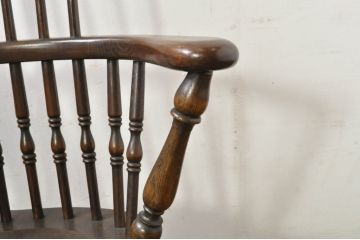 中古　高級品!!　三越デパート取り扱い　上品な挽き物細工が魅力的な低め座面のウィンザーチェア(アームチェア、ダイニングチェア、板座チェア、ウインザーチェア、椅子、イス)(R-080004)