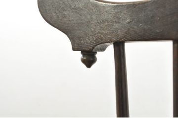 中古　高級品!!　三越デパート取り扱い　上品な挽き物細工が魅力的な低め座面のウィンザーチェア(アームチェア、ダイニングチェア、板座チェア、ウインザーチェア、椅子、イス)(R-080004)