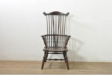 中古　高級品!!　三越デパート取り扱い　上品な挽き物細工が魅力的な低め座面のウィンザーチェア(アームチェア、ダイニングチェア、板座チェア、ウインザーチェア、椅子、イス)(R-080005)