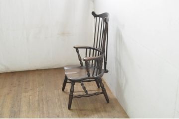 中古　高級品!!　三越デパート取り扱い　上品な挽き物細工が魅力的な低め座面のウィンザーチェア(アームチェア、ダイニングチェア、板座チェア、ウインザーチェア、椅子、イス)(R-080005)