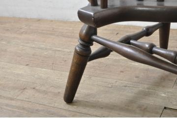 中古　高級品!!　三越デパート取り扱い　上品な挽き物細工が魅力的な低め座面のウィンザーチェア(アームチェア、ダイニングチェア、板座チェア、ウインザーチェア、椅子、イス)(R-080005)