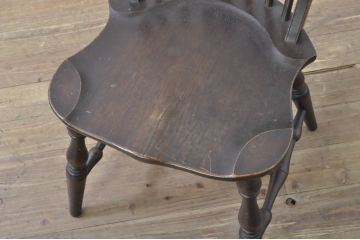 中古　深みのある色と上品なシルエットが素敵なフープバックチェア(板座チェア、ダイニングチェア、アームレスチェア、ウィンザーチェア、ウインザーチェア、椅子、イス)(R-080006)