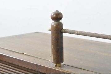 和製アンティーク　天板　ぎぼし(擬宝珠)　飾り付き　タバコ屋の使いこまれた雰囲気が趣深い薄型ガラスケース(キャビネット、コレクションケース、ショーケース、飾り棚、陳列棚、店舗什器)(R-080011)