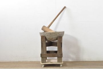 和製アンティーク　希少　古い時代の味わいを感じる台と杵(きね)つきの石臼(石うす、ディスプレイ、置き物)(R-080019)