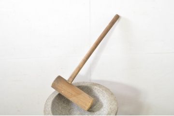 和製アンティーク　希少　古い時代の味わいを感じる台と杵(きね)つきの石臼(石うす、ディスプレイ、置き物)(R-080019)
